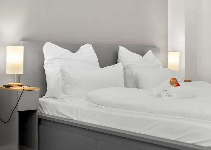 Big, Comfortable, 11min Station, 14 People