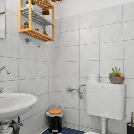 Big, Comfortable, 11min Station, 14 People *