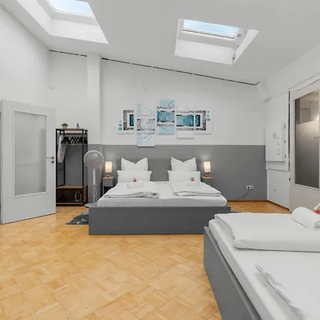 Federnest Living - Big, Comfortable, 11min Station, 14 People *