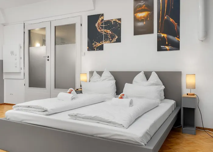 Big, Comfortable, 11min Station, 14 People