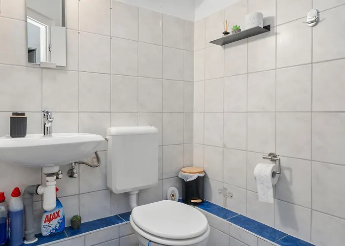 Big, Comfortable, 11min Station, 14 People *