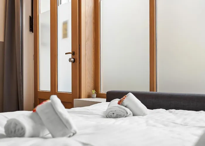 Big, Comfortable, 11min Station, 14 People *