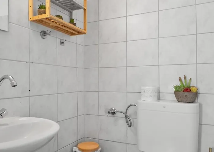 Big, Comfortable, 11min Station, 14 People *