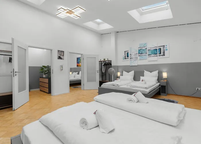 Big, Comfortable, 11min Station, 14 People * קלן